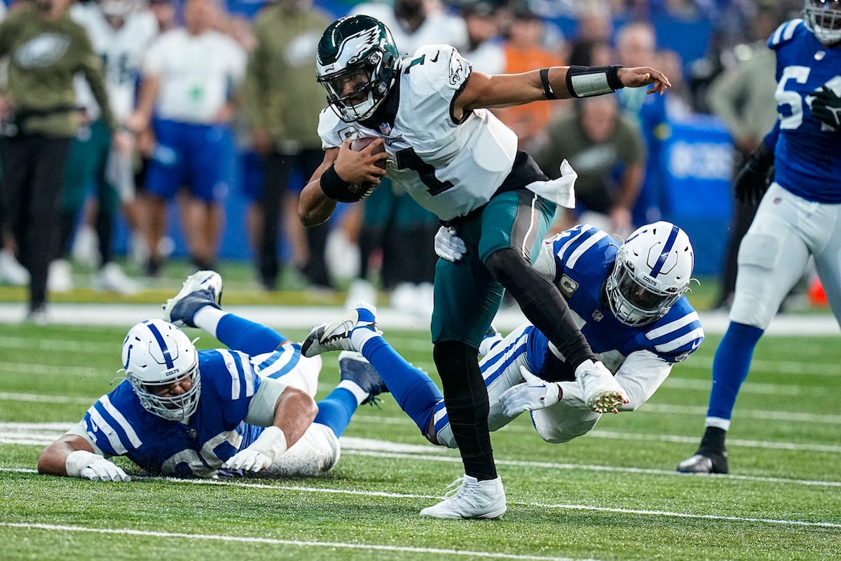 Jalen Hurts' late TD run gives Eagles 17-16 comeback win over Colts