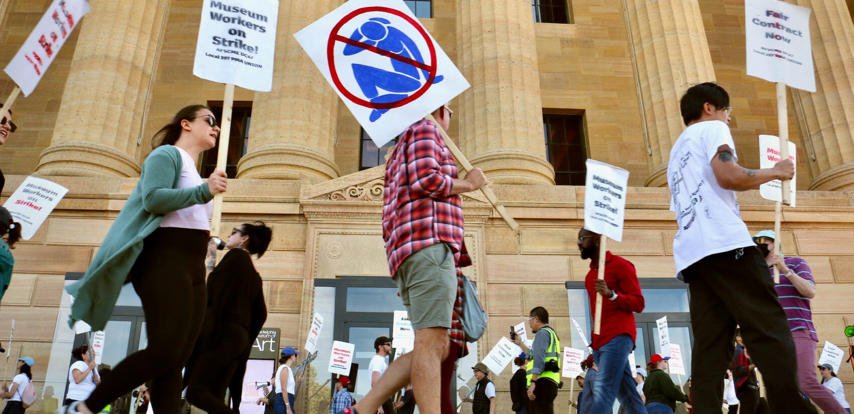 Union members picket outside of the Philadelphia Museum of Art