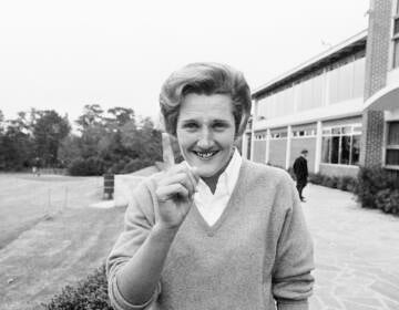 Kathy Whitworth holds up one finger to indicate she is in the lead with a 71 along with Sandra Haynie in first round of Women's Titleholders golf tournament at Augusta, Nov. 26, 1965. (AP Photo)