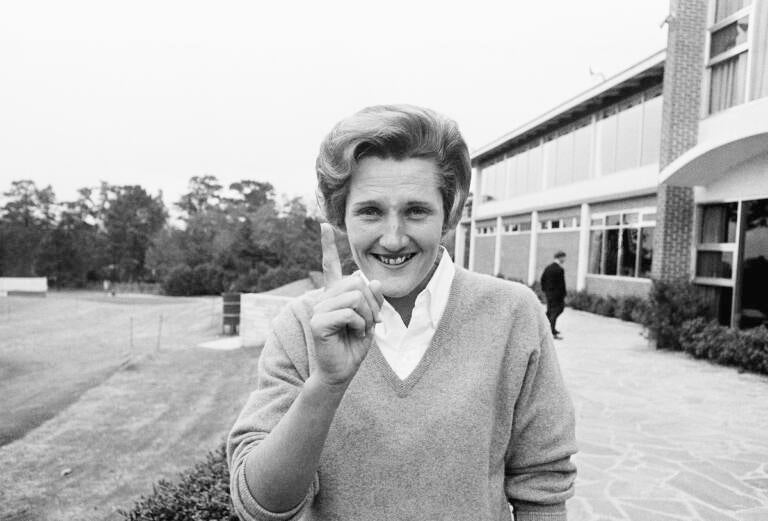 Kathy Whitworth holds up one finger to indicate she is in the lead with a 71 along with Sandra Haynie in first round of Women's Titleholders golf tournament at Augusta, Nov. 26, 1965. (AP Photo)