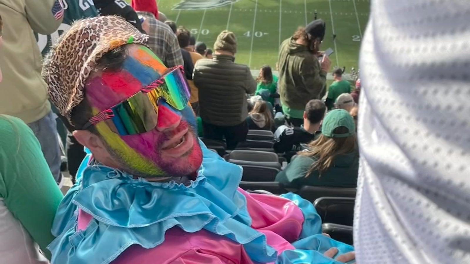 Doctor in Mummers costume helps save man's life during Eagles game