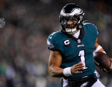 Philadelphia Eagles quarterback Jalen Hurts runs for a touchdown against the New York Giants
