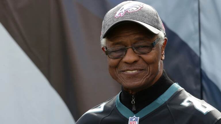 Former Eagles Pro Bowl defensive back, CBS analyst Irv Cross dies at the  age of 81 