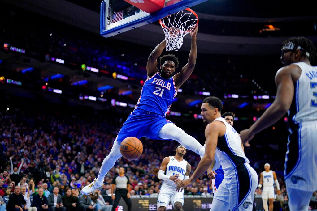 Embiid does a slam dunk.