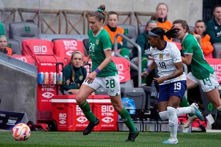 Ireland's Sinead Farrelly (28) moves the ball past United States defender Crystal Dunn (19) during the second half of an international friendly soccer match in Austin