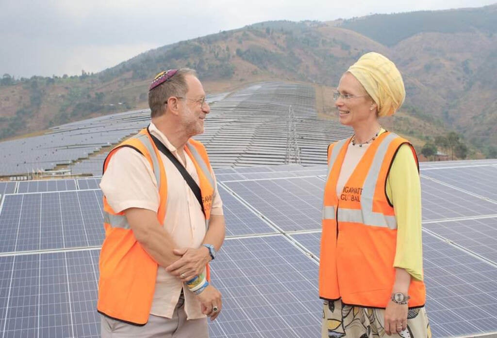 Yosef Abramowitz speaks with Dr. Hanna Klein on a solar field.