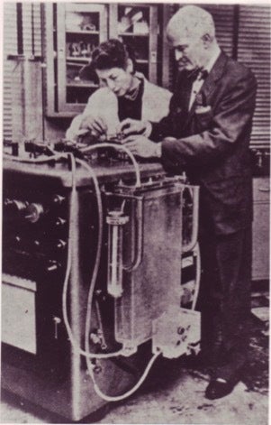 Mary “Maly” Hopkinson Gibbon and Dr. John Gibbon work side-by-side in a lab.