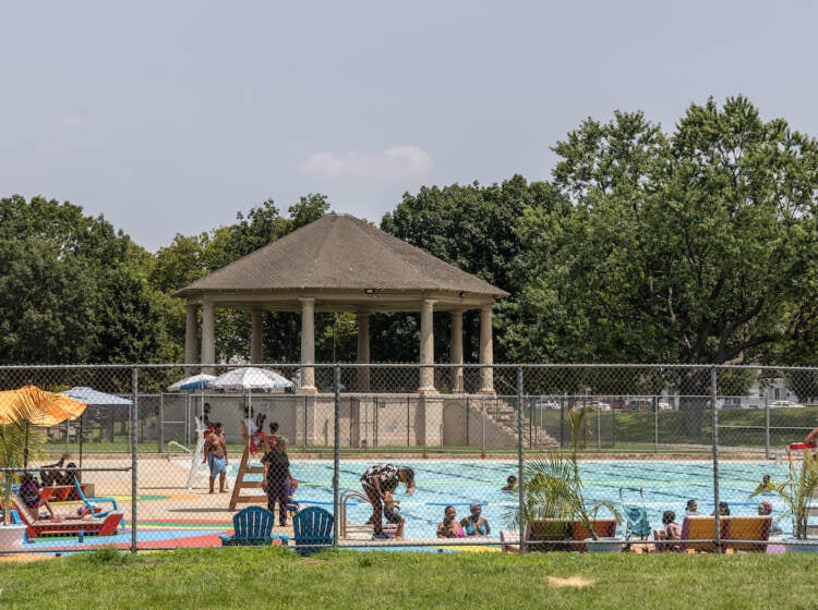 07 26 2023 k paynter heat file 2023-2 Kids play at a pool.