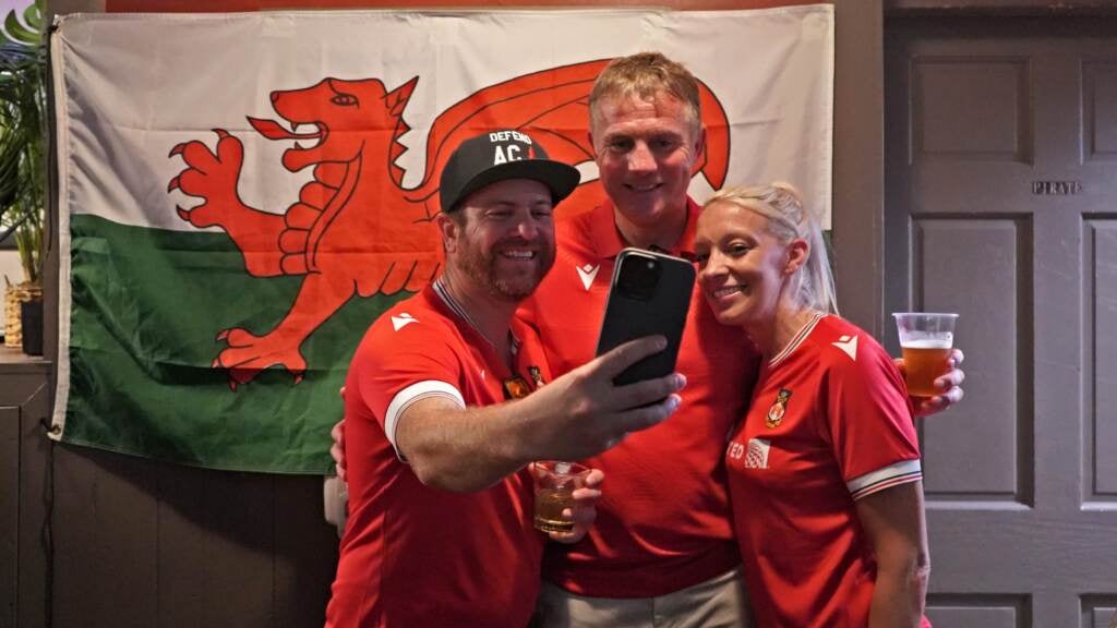 Wrexham manager Phil Parkinson made a late stop to Mac's Tavern to meet and greet with the fans there ahead of the team's match the next day