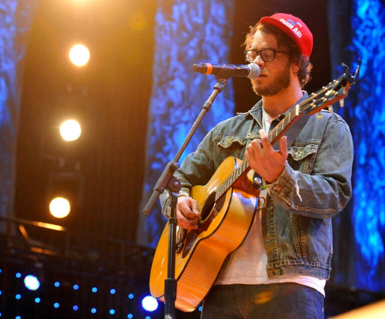 Amos Lee performing