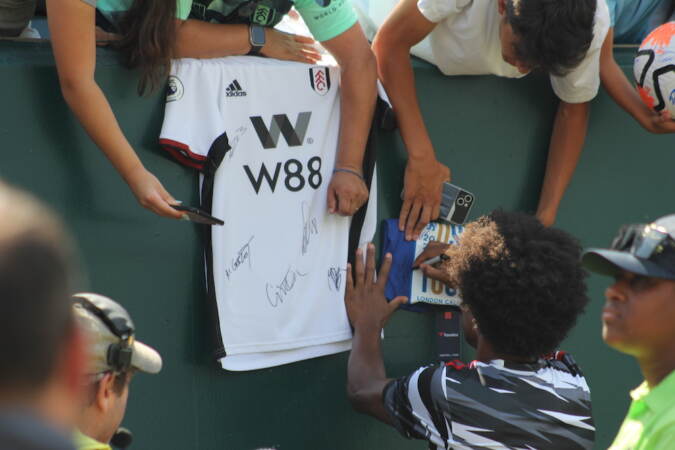 Fulham winger Willian signed a kit before the match against Brentford on Sunday.
