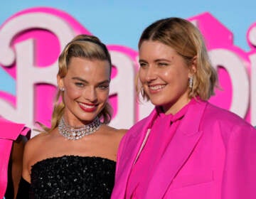 Margot Robbie and Greta Gerwig posing together