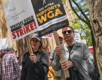 Tina Fey and Fred Armisen on the picket line