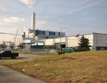 The Covanta trash incinerator on Chester's waterfront. (Emma Lee/WHYY)