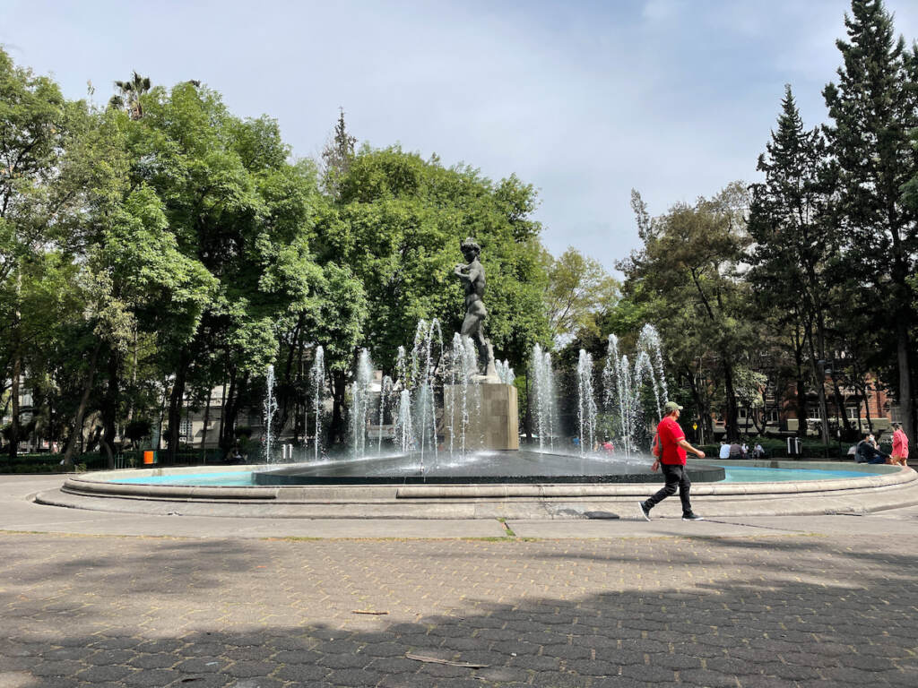 La Plaza Río de Janeiro, en la Colonia Roma, es otro barrio popular entre expatriados y trabajadores remotos.  (Alan Zinich/Por qué)