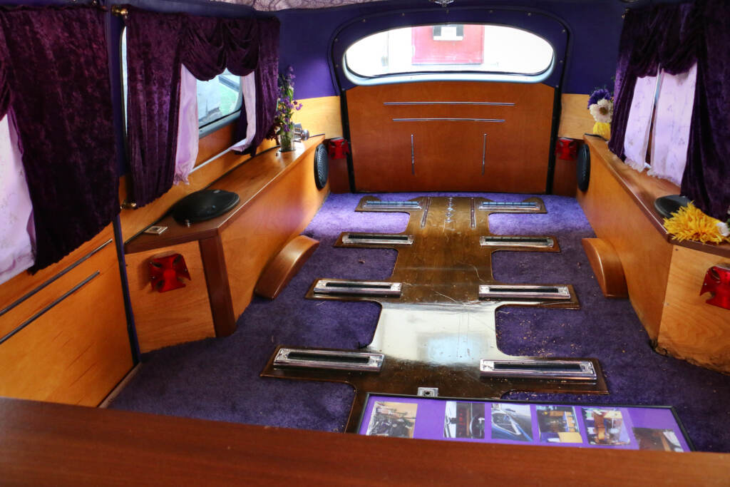 The interior of FYNLRYD is decorated in wood and shades of purple.