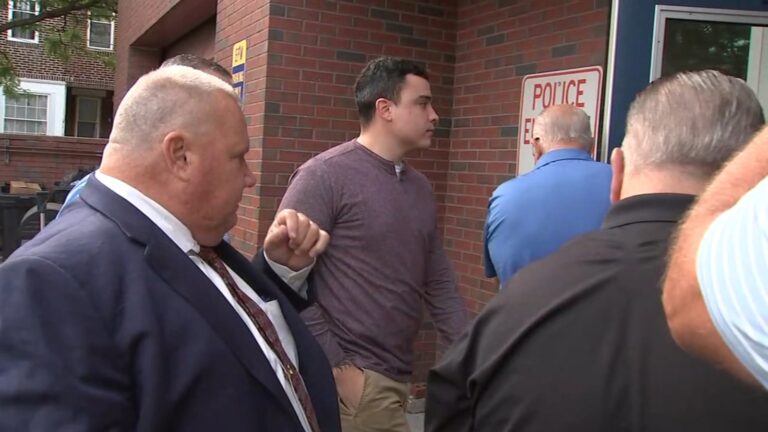 Mark Dial entering the courthouse