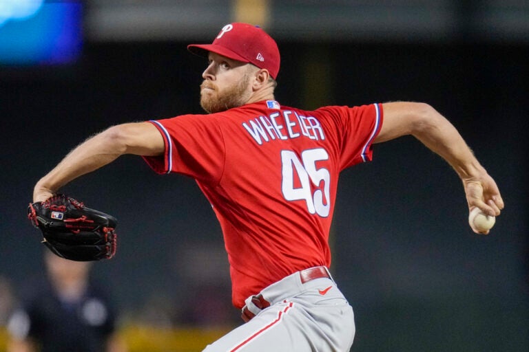 Zack Wheeler throws a pitch