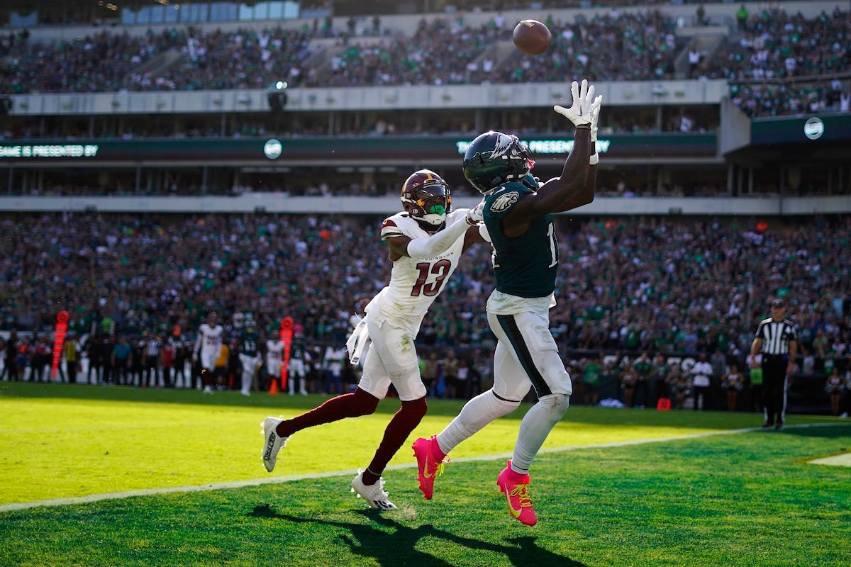 Hurts' 319 yard toss & Elliott's 54-yarder lands Eagles' 4-0 record