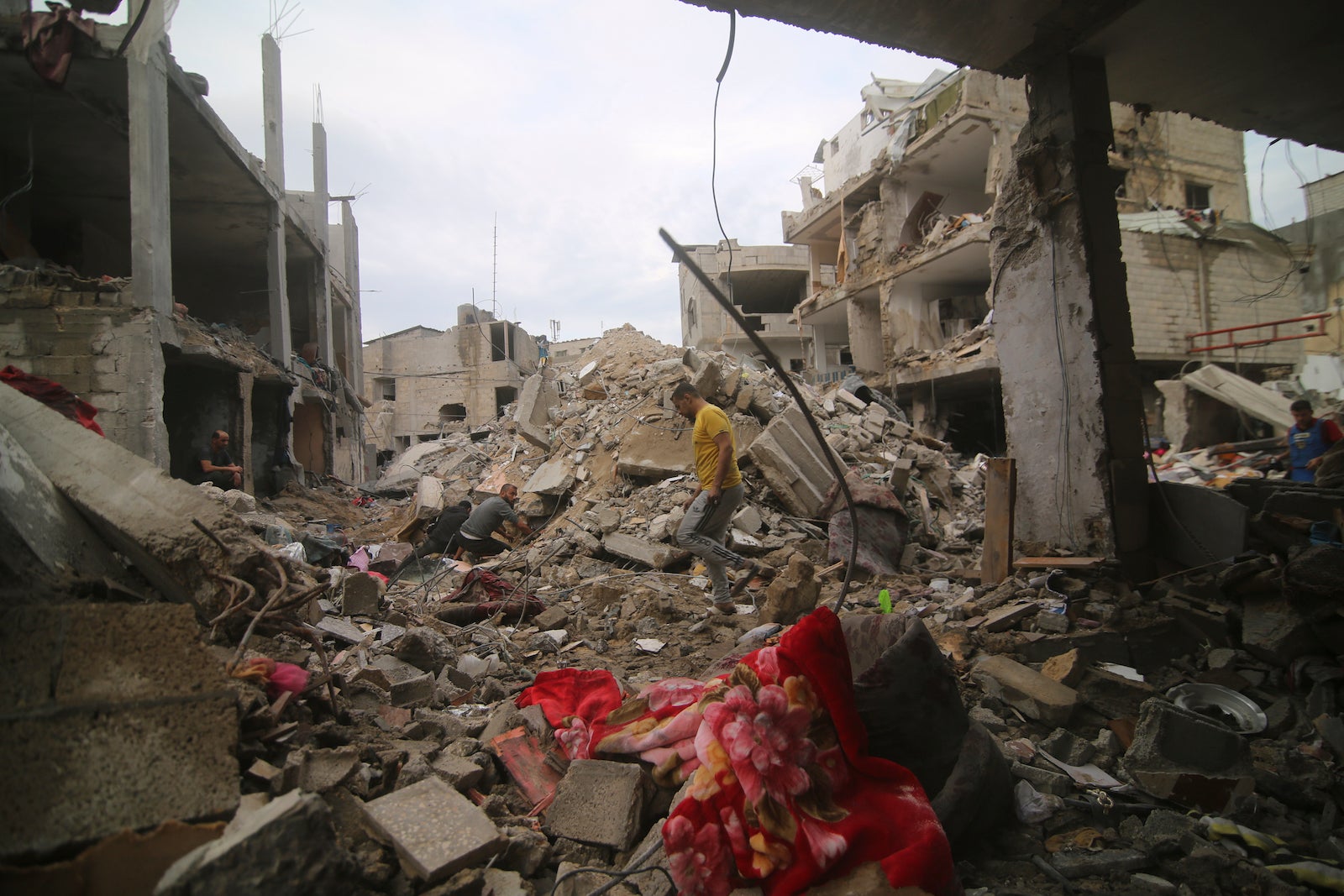 Israel pounds Gaza neighborhoods, as people scramble for safety in ...