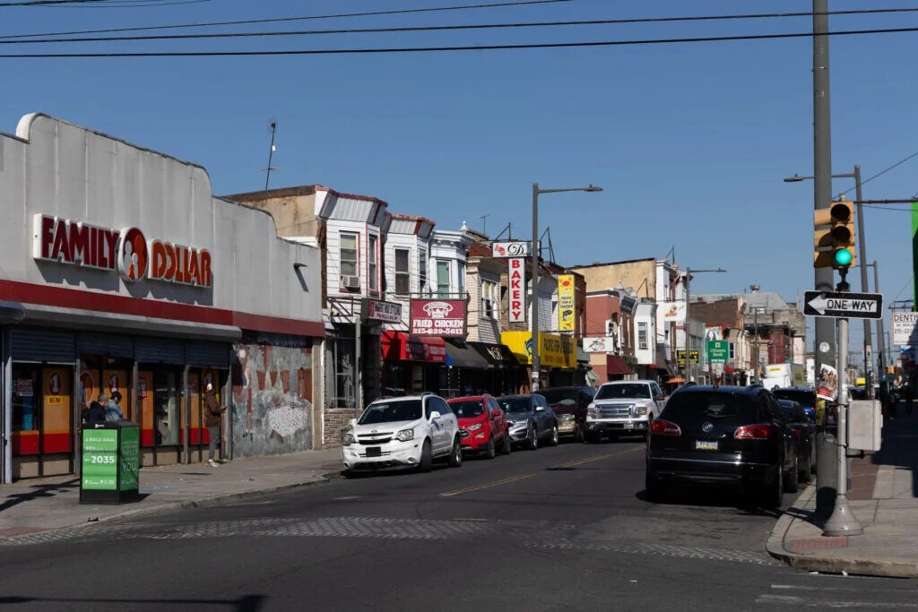 Una calle comercial con muchos negocios.