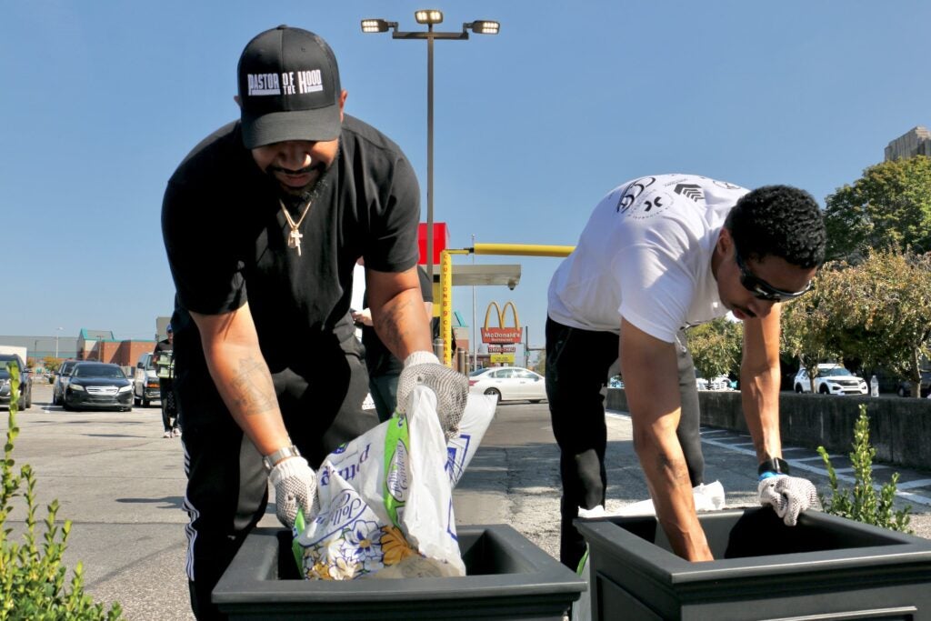 El pastor Carl Day y John Solomon trabajando con los plantadores.