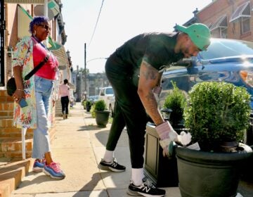 Gary Hill, del Área 32, entrega macetas en viviendas en Taylor Street, en el norte de Filadelfia. (Emma Lee/WHYY)