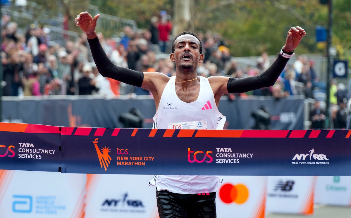 Tamirat Tola sets NYC Marathon course record to win men's race; Hellen