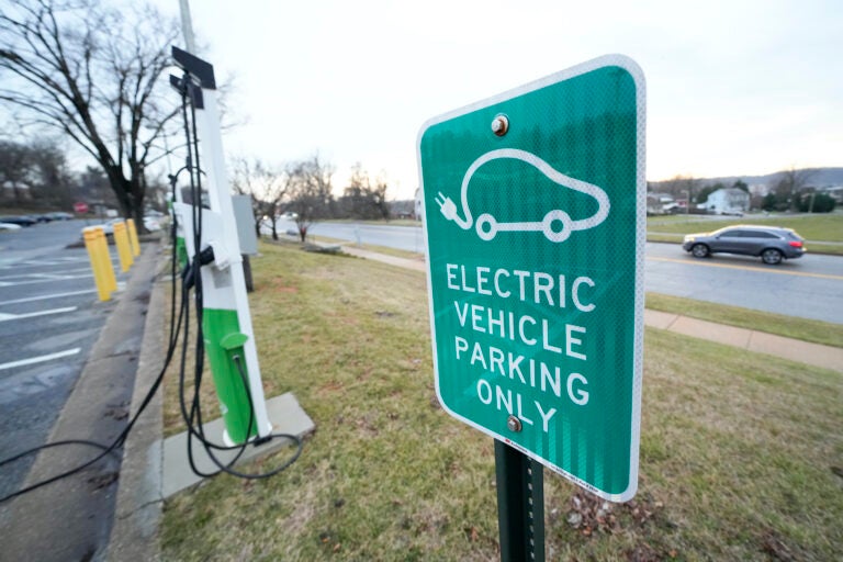 Electric vehicle charging station