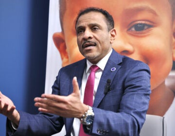 Philadelphia schools Superintendent Tony Watlington talks with WHYY education reporters in the lobby to his office at school district headquarters on North Broad Street. (Emma Lee/WHYY)