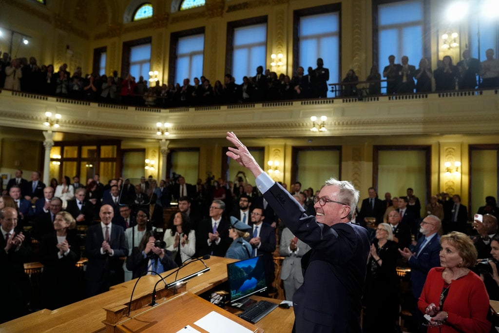 Gov. Murphy waves to the Legislature