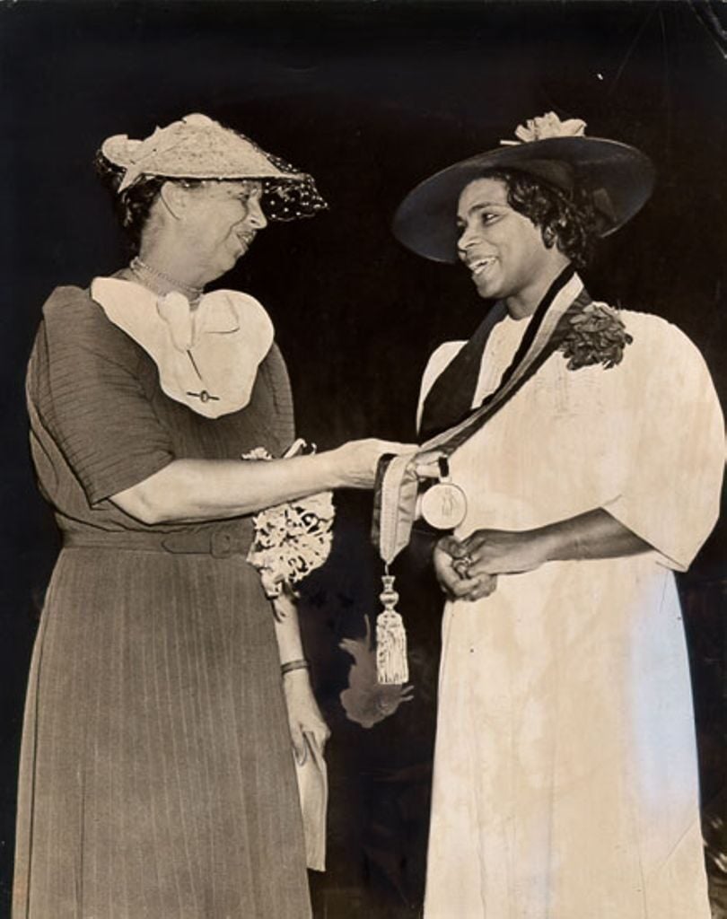 Marian Anderson, right, receives the Spingarn Medal of the NAACP from First Lady Eleanor Roosevelt, left, in 1939