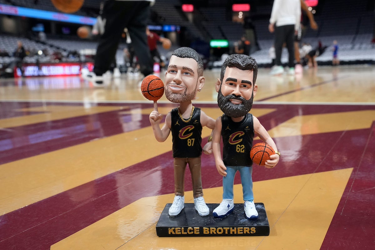 Brothers Travis and Jason Kelce honored with bobblehead giveaway at