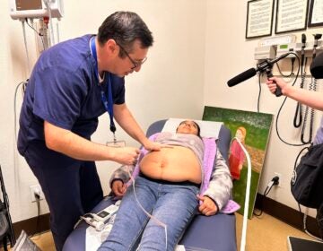 El Dr. Armando Moreno atiende a un paciente en la Clínica CSVS Gonzales.(Mayra Pantoja)