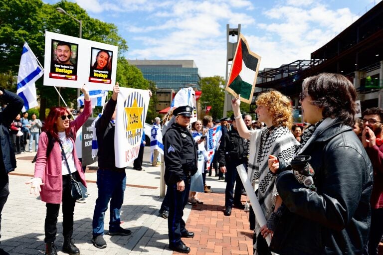 Protesters for and against the Israeli government in Philadelphia