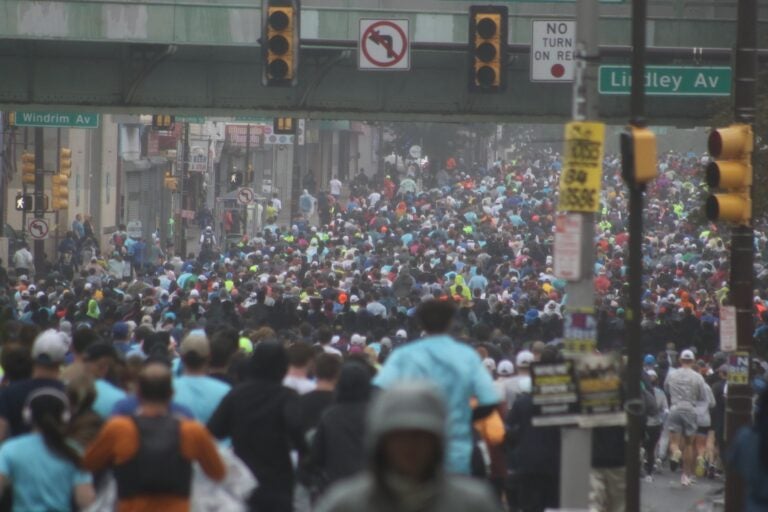 thousands of runners in the street