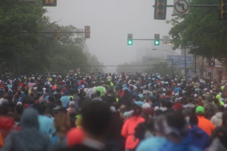 thousands of runners in the street