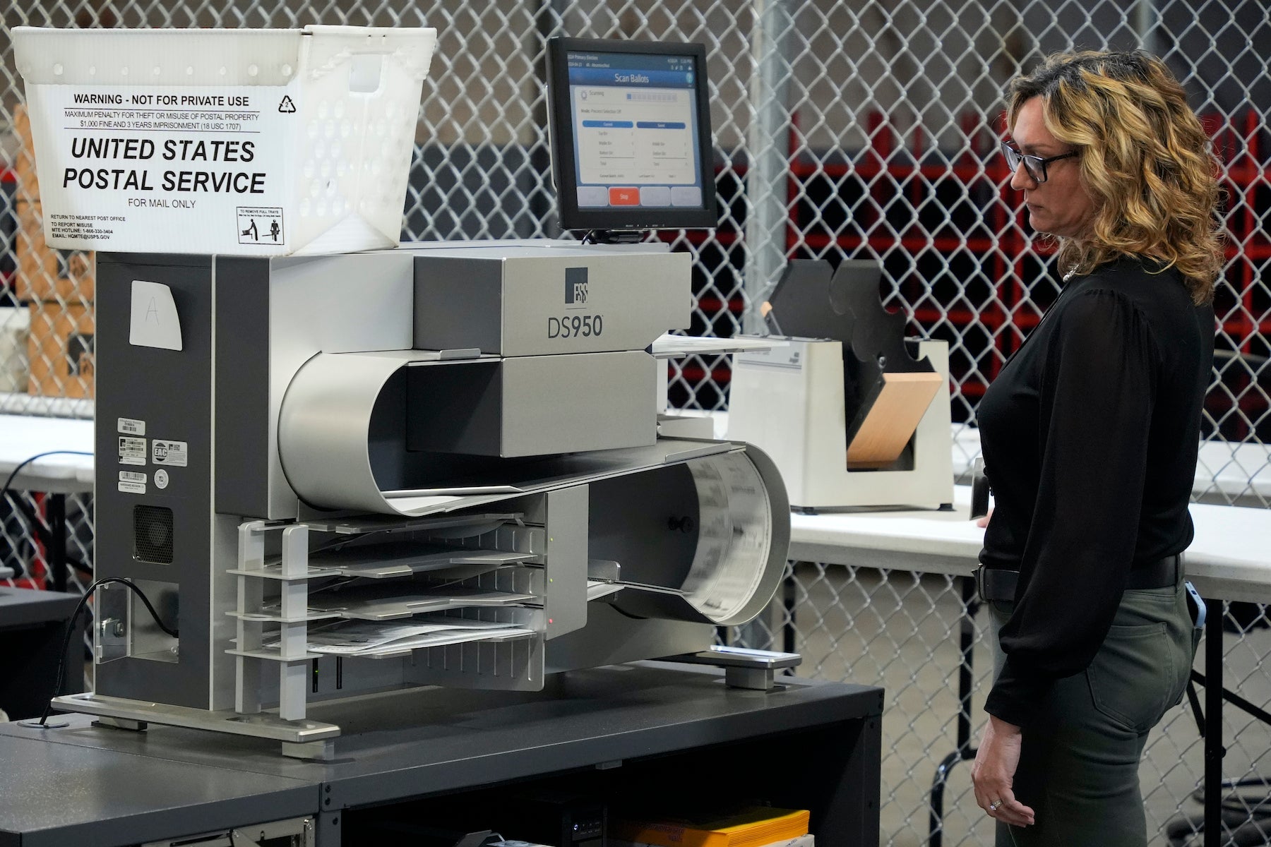 Election 2026 : Trump attacks on mail balloting and concerns over delays turn midterms spotlight on Postal Service
