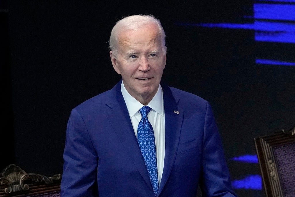 Biden makes campaign stop at Northwest Philly church
