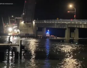 Boat strikes the Middle Thorofare Bridge