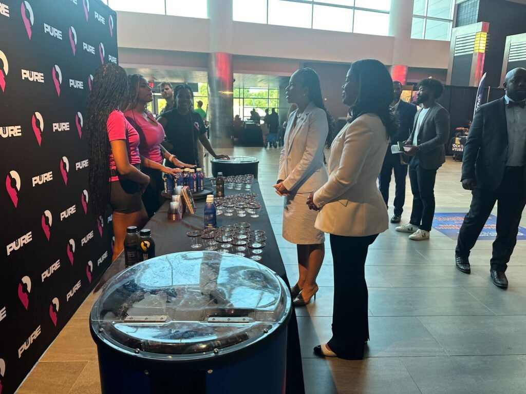 Anggota DPR Lisa Blunt dan Regina Hairston, presiden dan CEO Kamar Dagang Afrika-Amerika untuk Pennsylvania, New Jersey dan Delaware, mengunjungi stan di Black Business Expo di Philadelphia