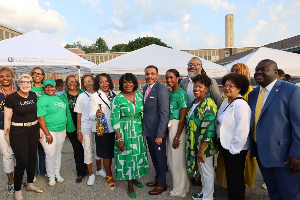 Mayor Parker with other leaders posing for a photo