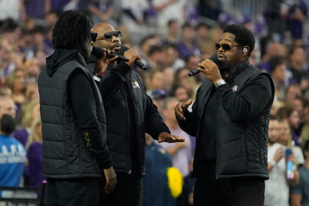 Boyz II Men singing