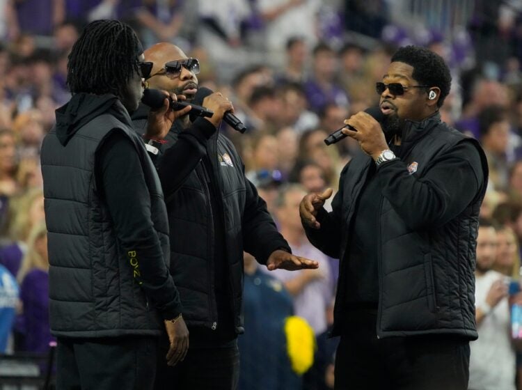 Boyz II Men singing