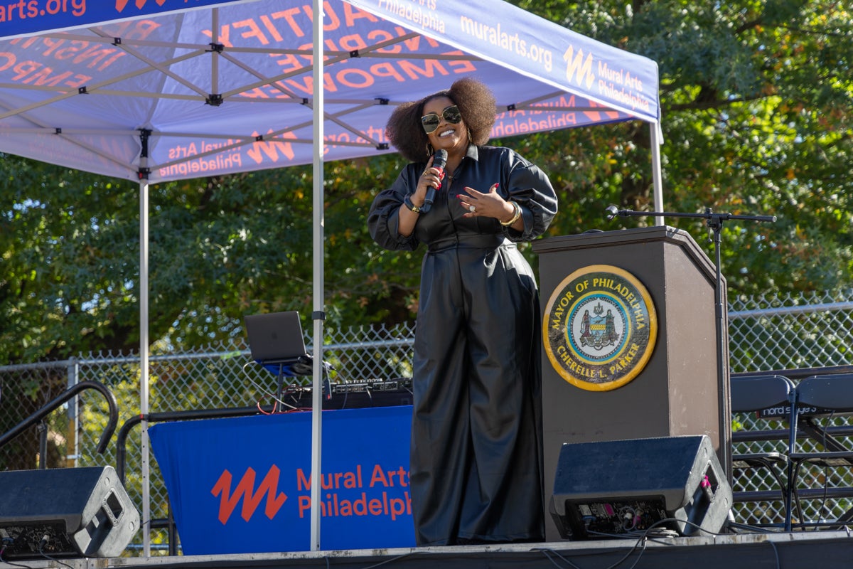 Jill Scott speaking to the crowd