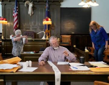 Hand recount of votes