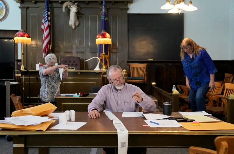 Hand recount of votes