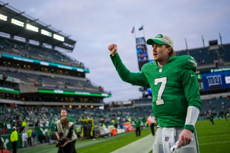 Kenny Pickett raises a fist