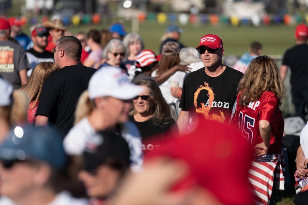 Man wearing a QAnon t-shirt