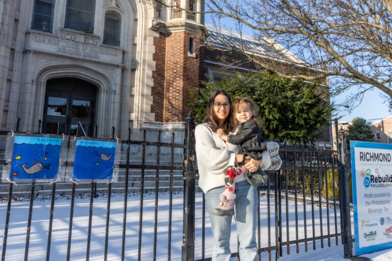 Hadar Spector and her daughter in front of the library